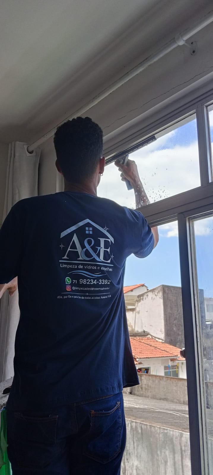 Limpeza de janela residencial em Salvador