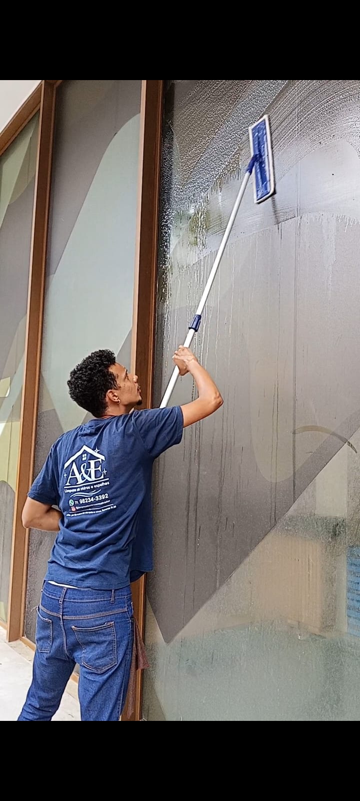 Limpeza de fachada envidraçada em altura