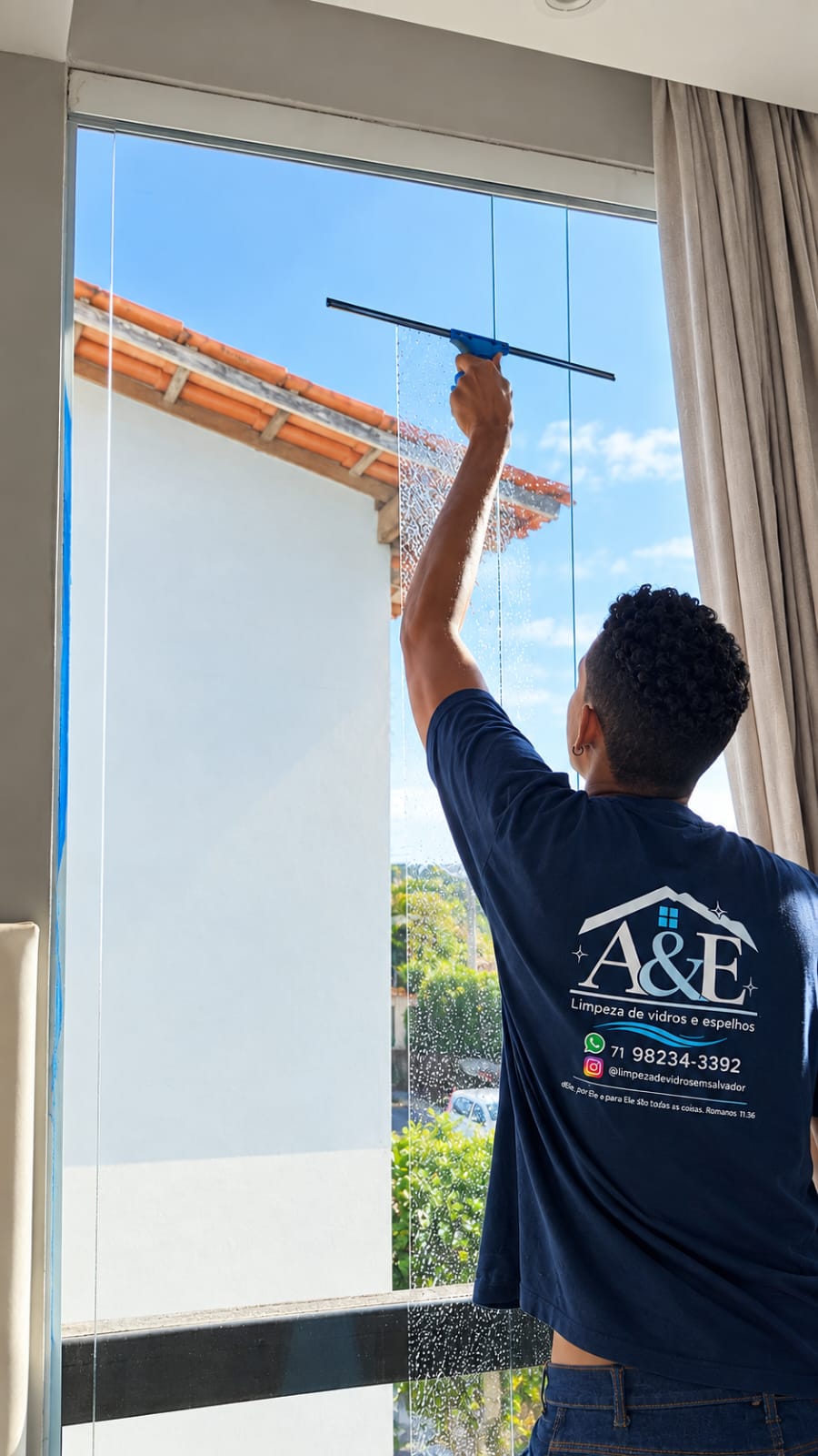 Limpeza de vidro residencial com rodo profissional