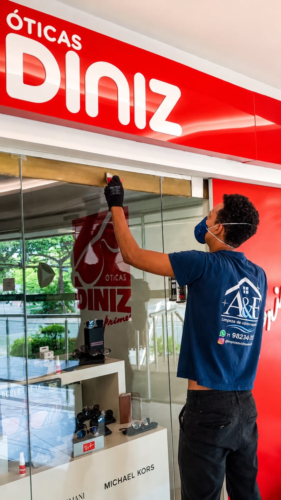 Limpeza de vitrine comercial em loja de Salvador
